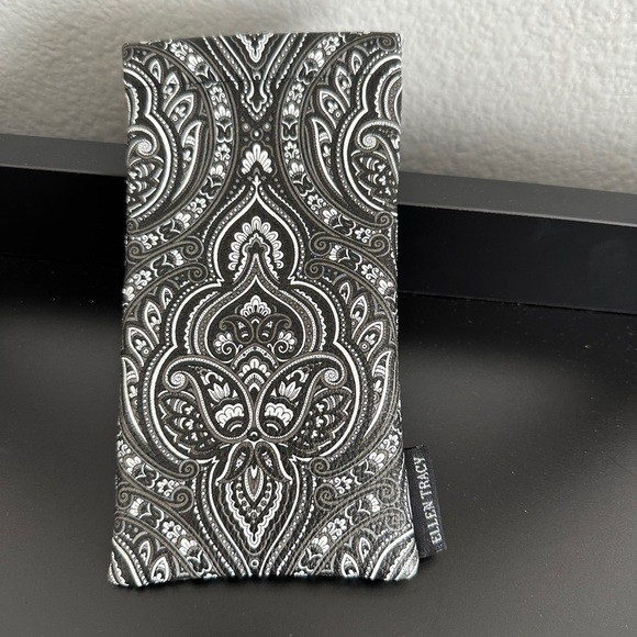 Ellen Tracy Accessories - Elegant Black and White Paisley Glasses Pouch